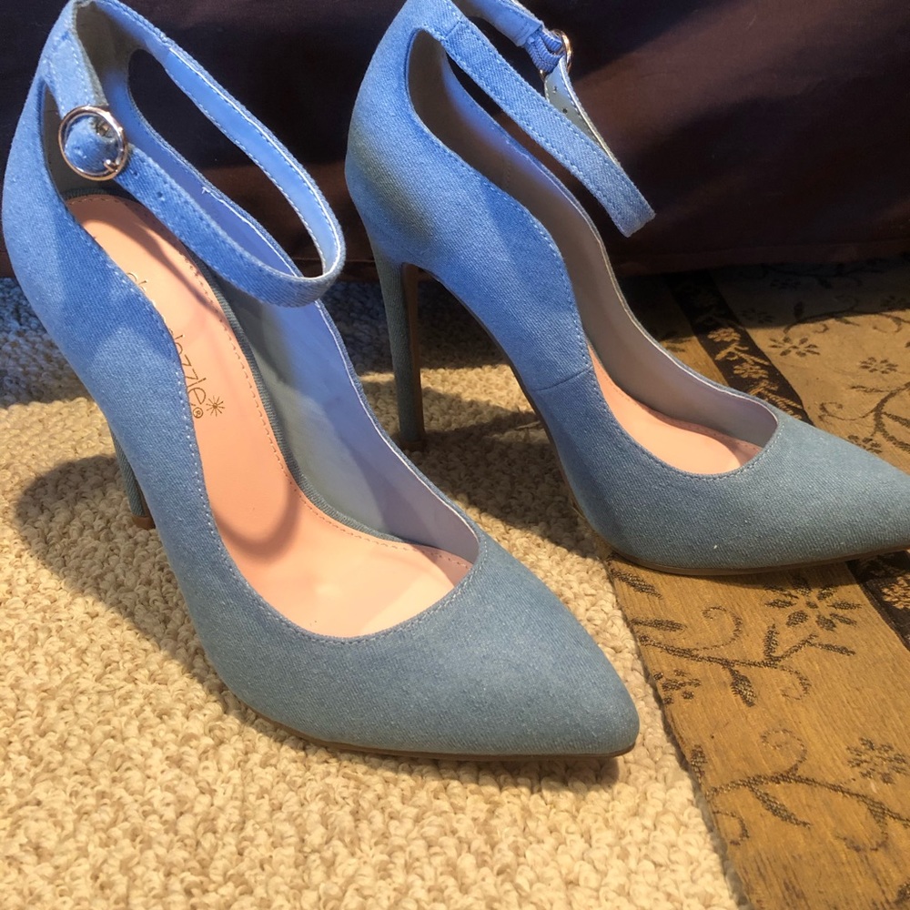 Blue chambray pumps, size 6